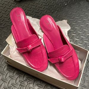 hot pink size 8.5 Bandolina flats